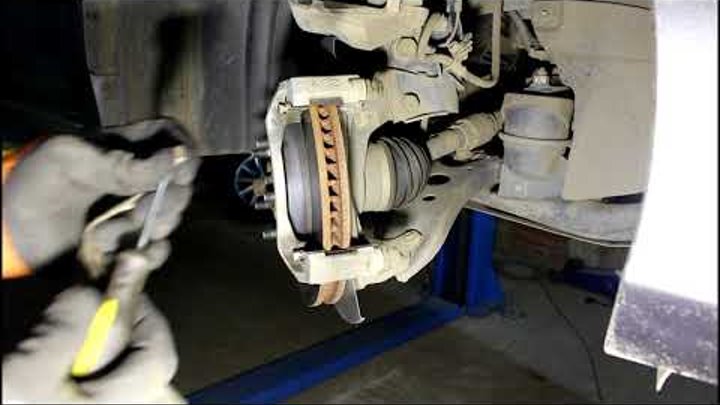 Замена передних тормозных колодок Toyota Camry XV50 Тойота Камри 2012 года, 2,5