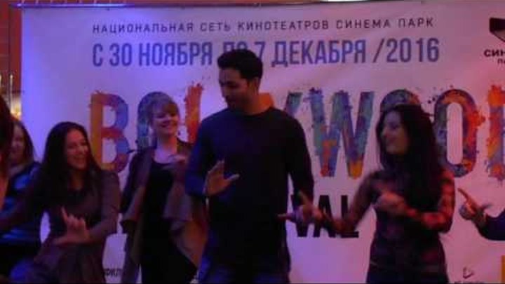Harshvardhan Rane with Russian Fans dance to Kheech Meri Photo at the Bollywood Film Festival