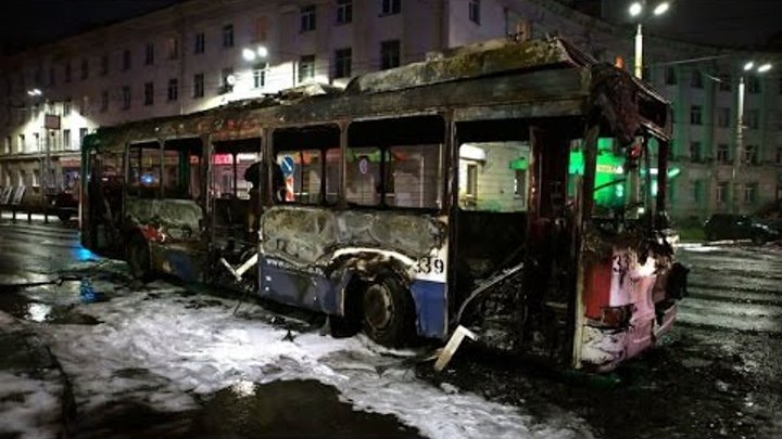 УЖАС! ВО ВРЕМЯ ГРОЗЫ в Петрозаводске МОЛНИЯ ударила в троллейбус ПОЖАР!!!