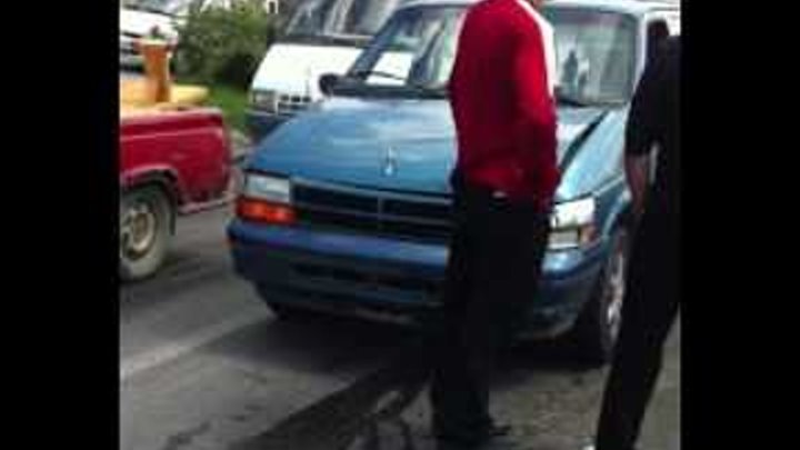 Пьяный водитель(в красном свитере) совершил наезд на 2 автомобиля и скрылся с места ДТП