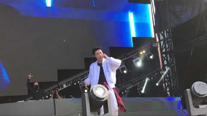 LAY ZHANG - SHEEP (Alan Walker Relift) LIVE at Lollapalooza 2018 (Completed Version)
