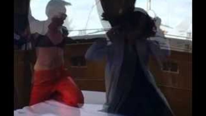 Певица Майли Сайрус зажигает на рыбалке с мужиками