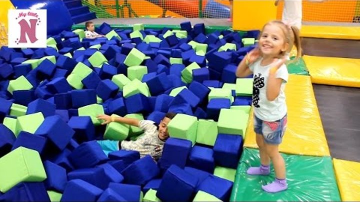 Развлекательный детский центр Детская планета горки батуты бассейн с шариками и кубиками Часть 1