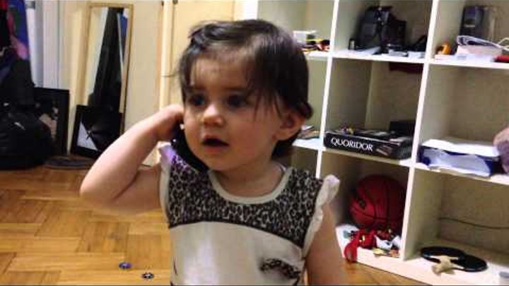 Monika, copil de un an, vorbind cu tata la telefon - Bucuresti, Iulie 2014