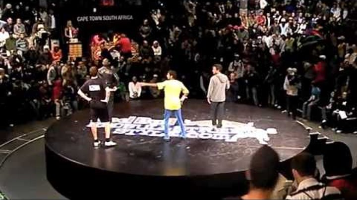 Red Bull Street Style World Final 2010 (Final Battle) - AZUN vs. KAMALIO смотреть онлайн Red Bull Street Style World Final 2010 (Final Battle) - AZUN vs. KAMALIO