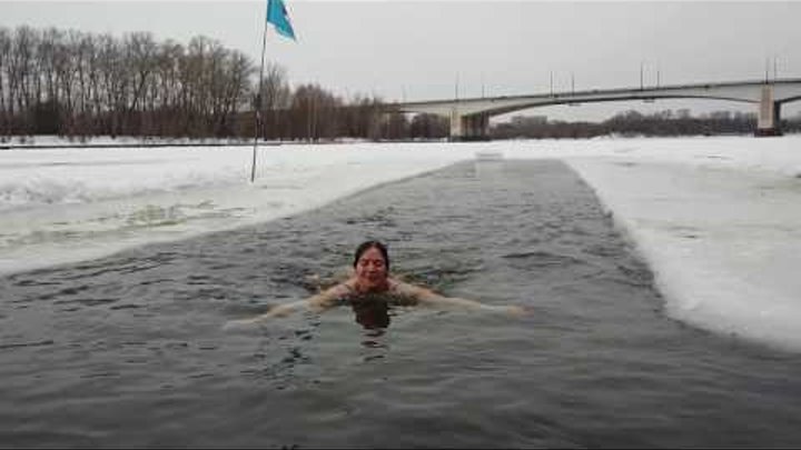 Настя Смирнова заплыв 25 м в проруби МОРЖИ СТОЛИЦЫ 19 02 2017