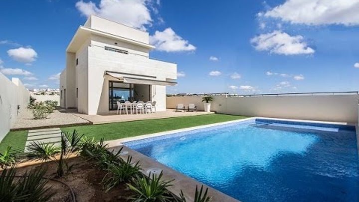 Luxury villa with private pool in La Zenia