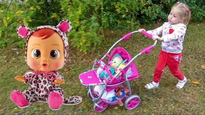 Куклы пупсики и Настя как мама шоппинг в магазине игрушек Babies dolls and funny kid doing shopping