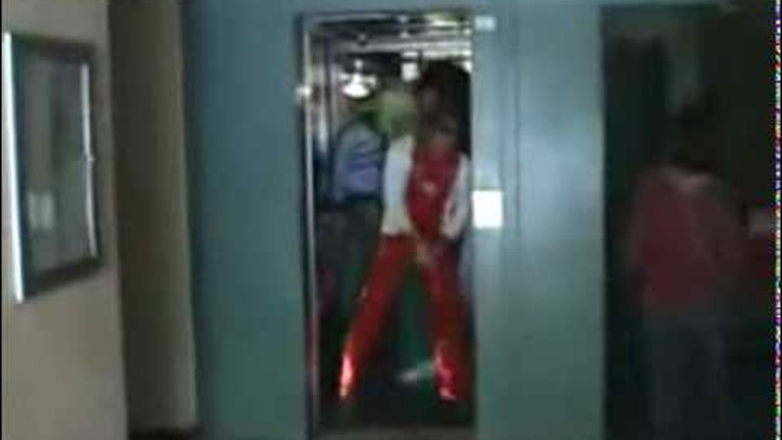 Она просто не выдержала и отсосала в лифте Она просто не выдержала и отсосала в лифте