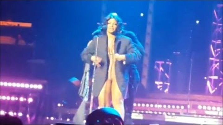 Toni Braxton Takes Off Her Dress And Raps Big Poppa... The Notorious B.I.G... Wardrobe Malfuntion