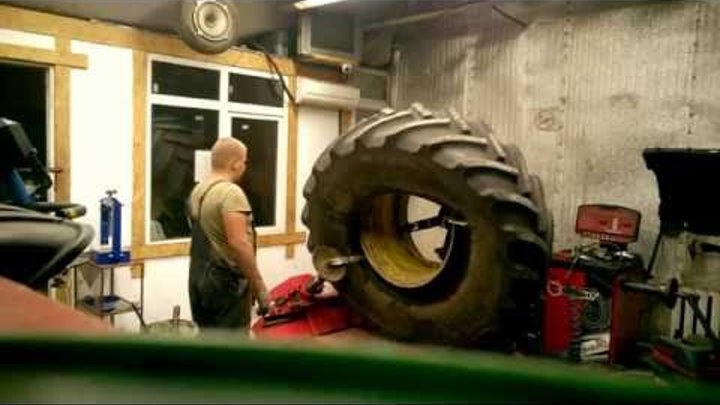Шиномонтаж заднего колеса от Трактора Джон Дир (John Deere)