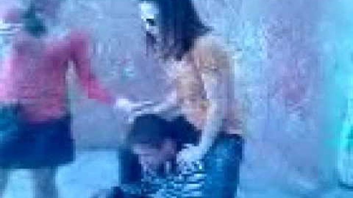 Брюнетка мстит своему парню Брюнетка мстит своему парню