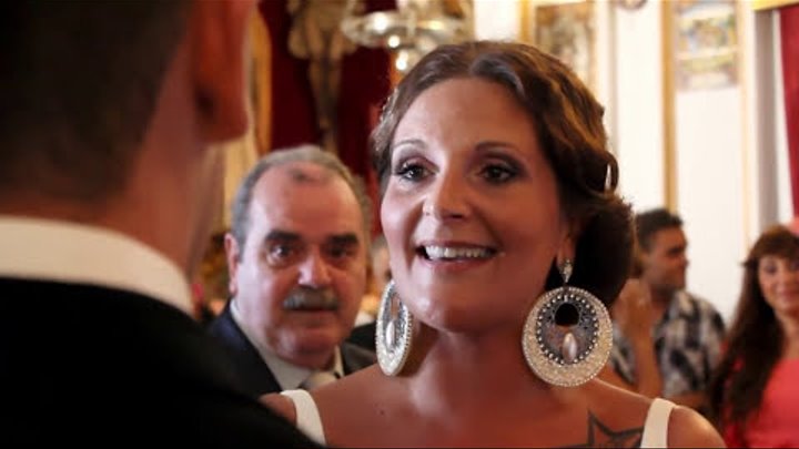 Tere le canta a Alvaro en el altar.Wedding Surprise. Novia sorprende al novio en plena boda Tere le canta a Alvaro en el altar.Wedding Surprise. Novia sorprende al novio en plena boda