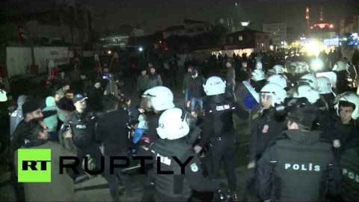 Полиция Стамбула применила против протестующих водометы