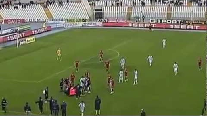 Muere jugador Piermario Morosini en pleno partido de fútbol Muere jugador Piermario Morosini en pleno partido de fútbol