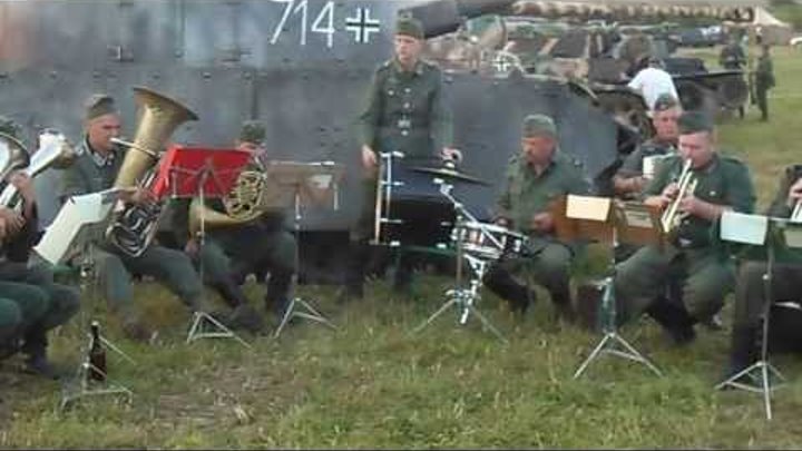 Военный фестиваль "Поле боя". Немецкий духовой оркестр играет марш.