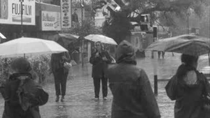 Erik Satie bajo la lluvia.