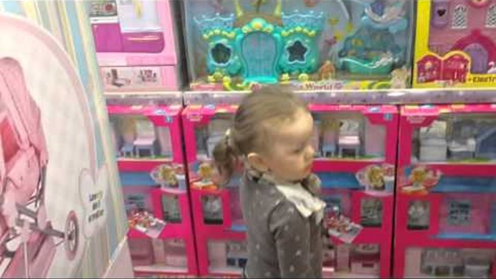 Милашка решила опробовать новые игрушки прямо в магазине Милашка решила опробовать новые игрушки прямо в магазине