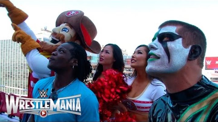 R-Truth and Stardust have a big screen “WWE 2K15” battle at Levi’s® Stadium смотреть онлайн R-Truth and Stardust have a big screen “WWE 2K15” battle at Levi’s® Stadium