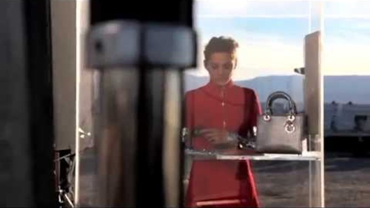 Марион Котийяр снялась в футуристической рекламе для Lady Dior