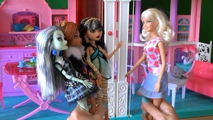 Видео с куклами Монстер Хай серия 7 Клео, Френки, Гулия, Дракулаура, Клодин, Лагуна пришли к Барби