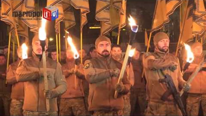 Более тысячи «азовцев» прошли по Мариуполю с факелами и файерами