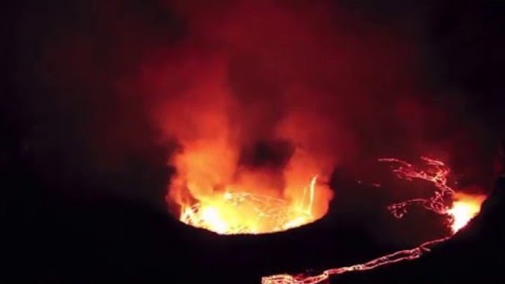 Nyiragongo, 8 avril 2016 (lac de lave et petite éruption sur le côté Est du cratère)