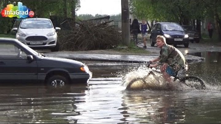 Сильный ливень затопил площадь Терехина в Архангельске