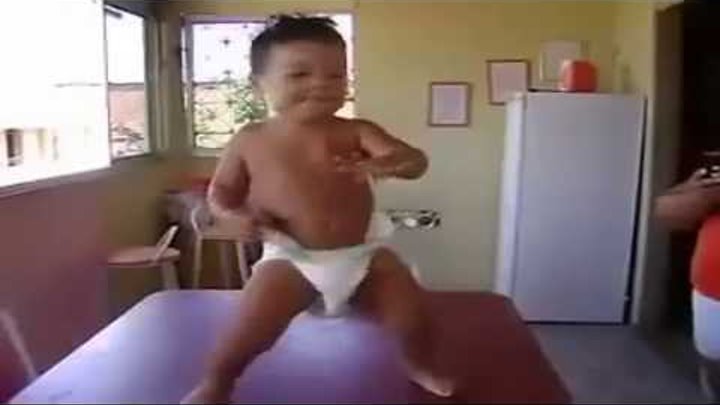 Бразильский мальчик танцует