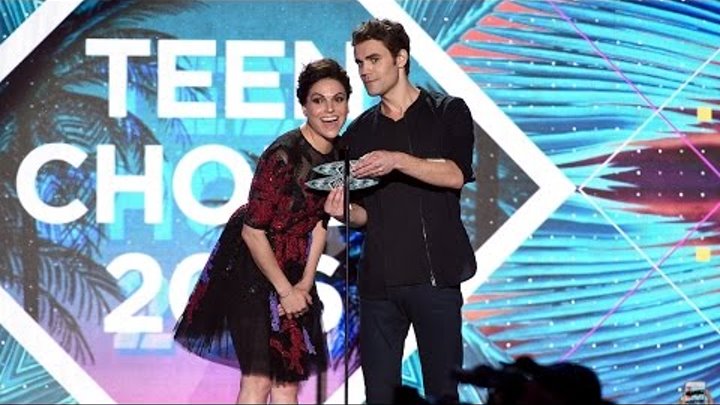 Lana Parrilla and Paul Wesley presenting Fuller House at Teen Choice Awards