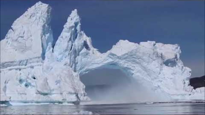 Айсберг эффектно обрушился в Гренландии
