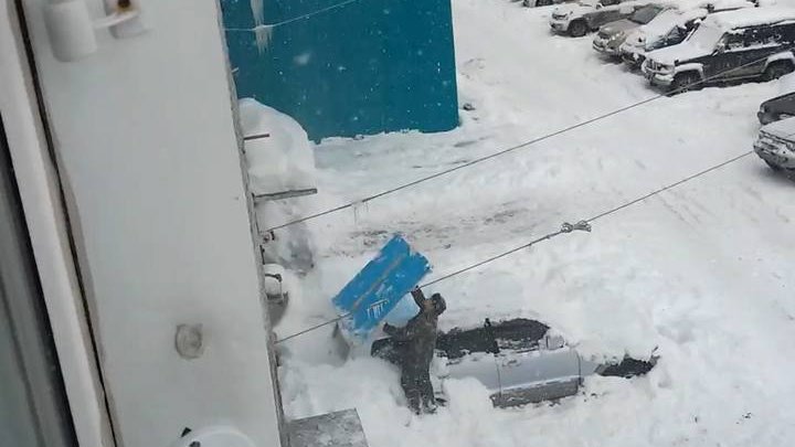 Во время оттепели на крышу машины упала сосулька сильно повредив машину сотрудники гибдд отказались Во время оттепели на крышу машины упала сосулька сильно повредив машину сотрудники гибдд отказались