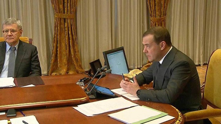Дмитрий Медведев раскритиковал чиновников, которые не решают проблем ...