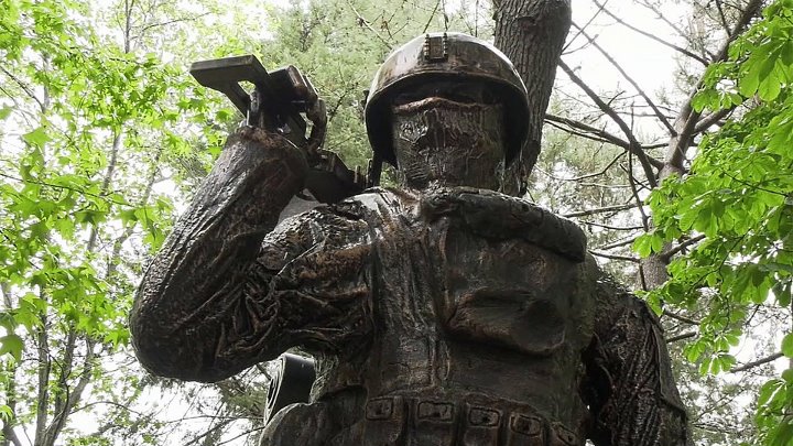 В Сочи рядом с Аллеей Славы открыли монумент бойцам, погибшим в зоне ...