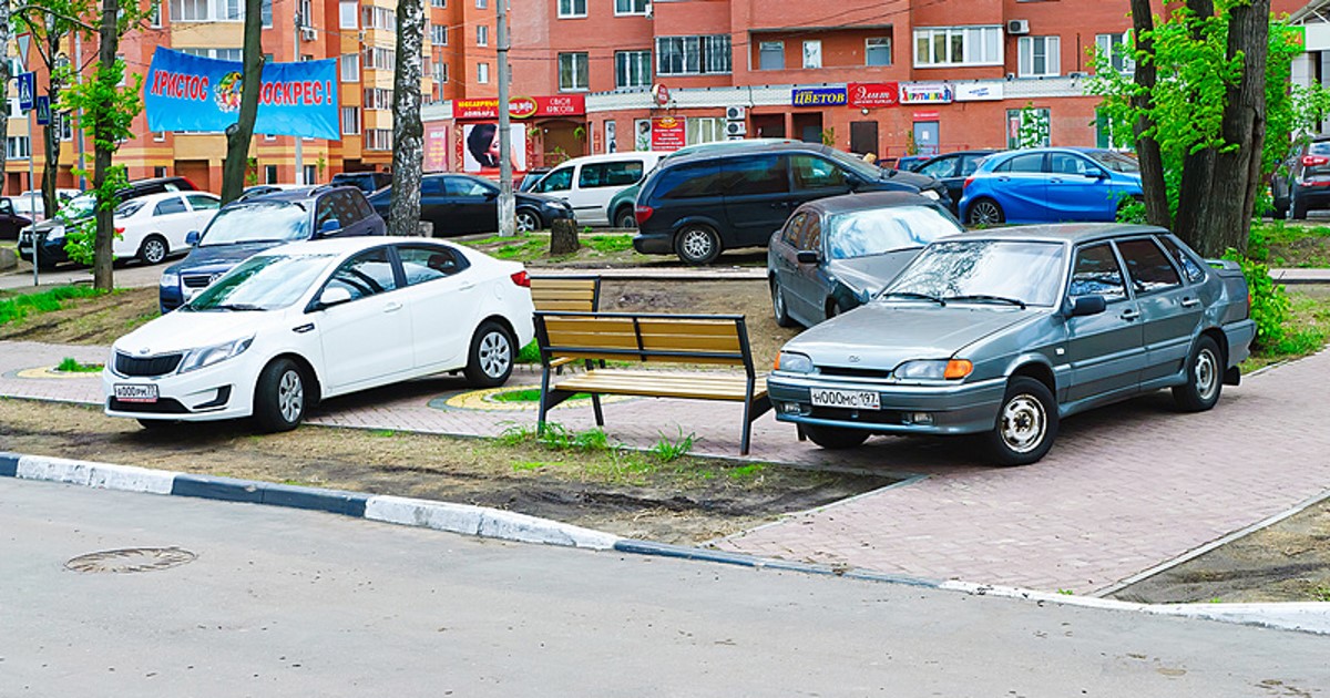 Парковка автомобиля на тротуаре. Машина во дворе. Припаркованная машина. Стоянка машин. Парковка на газоне.