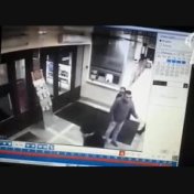 Азиатка набросилась на охранника отеля
