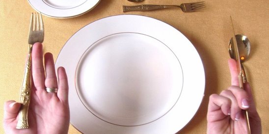 Ложка с едой. Девочка с тарелкой супа. Как правильно ложкой есть суп по этикету. Как правильно ложкой есть суп по этикету. Этикет за столом.