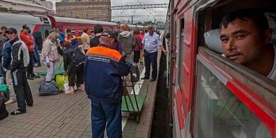 Отъезд таджиков из россии. Мигранты на вокзале в Москве. Таджики на вокзале. Поезд с мигрантами. Трудовые мигранты на вокзале.