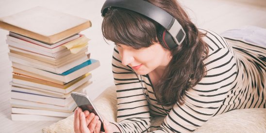 Брюнетка знает как провести свободное время с пользой Брюнетка знает как провести свободное время с пользой